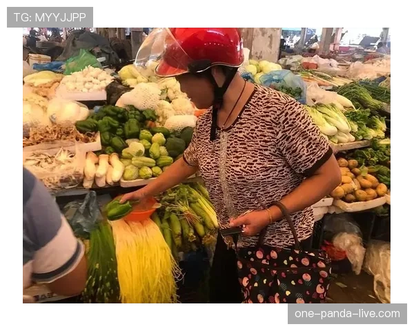 刷到贾一凡一张照片：冠军脸配菜市场塑料袋，我笑出声了